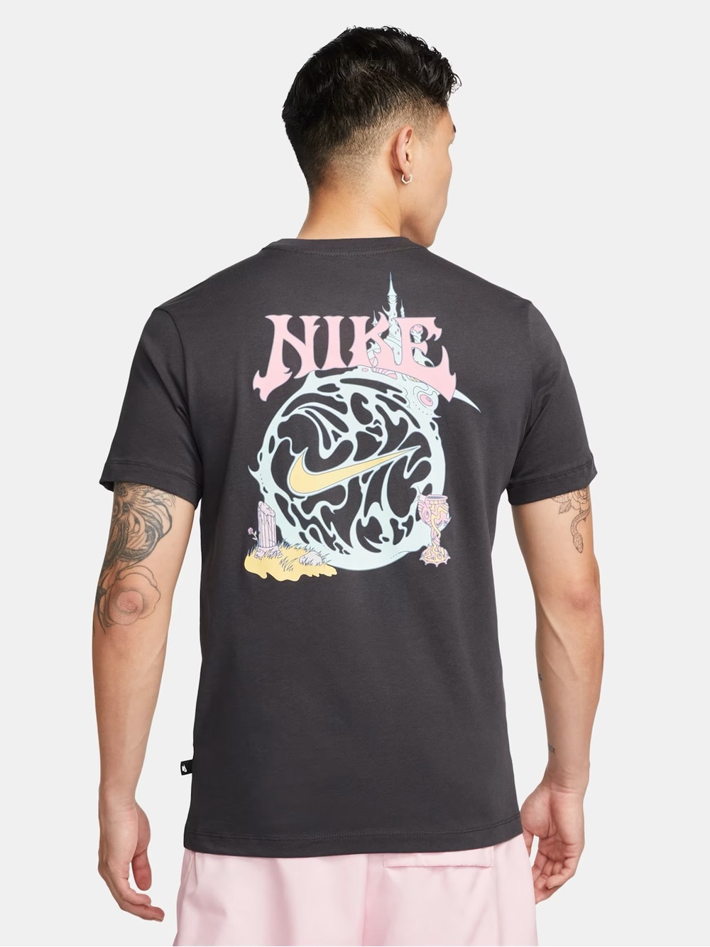 Nike Fantasy Graphic Tee in Anthracite - Crystal Ball & Castle Graphic Sz Large